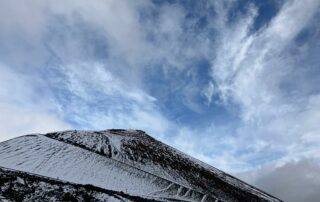 Foto pendio Etna e cielo azzurro velato da nuvole Geo Etna Explorer Tour Guidati Etna