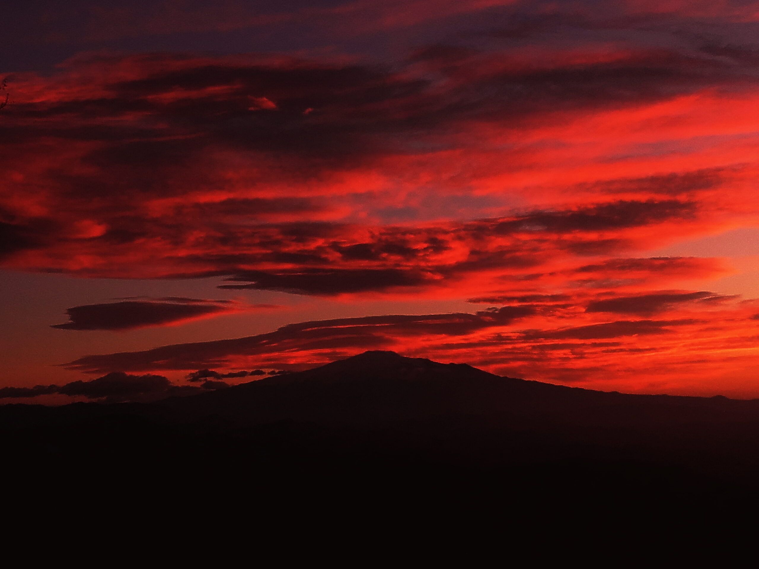 Etna visibile in penombra durante alba variopinta - Piero Mammino