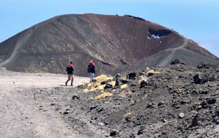 due persone che fanno escursione sull'Etna e si apprestano a visitare enorme cratere - foto scattata da Geo Etna Explorer