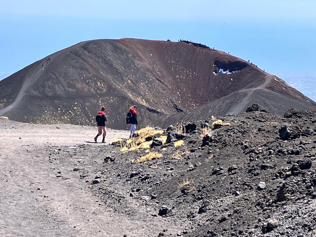 due persone che fanno escursione sull'Etna e si apprestano a visitare enorme cratere - foto scattata da Geo Etna Explorer