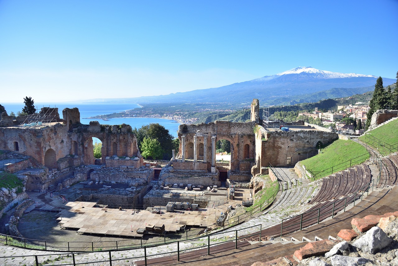 La foto mostra il teatro antico greco-romano di Taormina con vista sul Mar Iono e l'Etna, in una bella giornata di sole in Sicilia Orientale - Geo Etna Explorer Tour guidati sull'Etna tour privati Taormina Catania, Siracusa